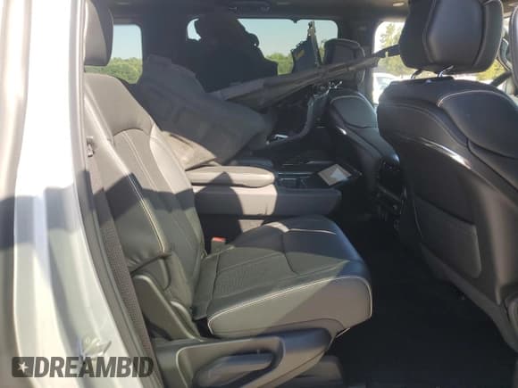 ✅ 2022 Jeep Grand Wagoneer Series II • VIN: 1C4SJVFJ8NS116108 • Lot: 70449715. Wystawiony na Copart z przebiegiem 34 484 mil. Bezpłatny archiwum sprzedaży aukcyjnych z USA i szczegółowy raport historii pojazdu na DreamBid. Zdjęcie 11.