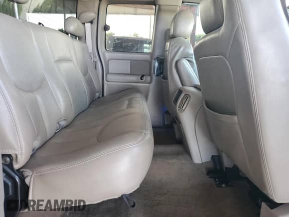 2005 Chevrolet Silverado 1500 LS z VIN 2GCEC19T751155138, wystawiony jako Copart lot #87061145 z przebiegiem 293 274 mil mil oraz Szkoda całkowita • Salvage title. Historia ofert i sprzedaży dostępna na DreamBid. Obrazek 11.