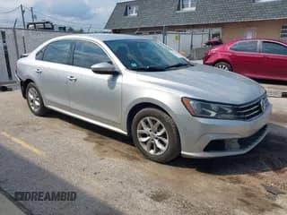 ✅ 2017 Volkswagen Passat S • VIN: 1VWAT7A31HC041967 • Lot: 43110618. Wystawiony na IAAI z przebiegiem 105 953 mil. Bezpłatny archiwum sprzedaży aukcyjnych z USA i szczegółowy raport historii pojazdu na DreamBid. Zdjęcie 1.