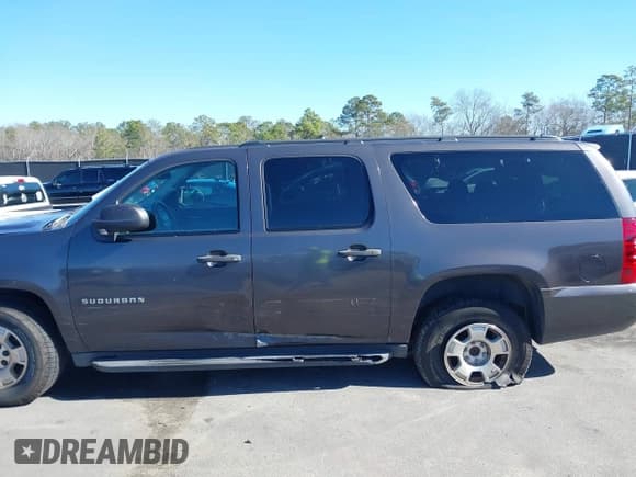 ✅ 2010 Chevrolet Suburban LS • VIN: 1GNUCHE07AR125498 • Lot: 41427576. Listed on IAAI with 266,150 mi. Free auction sales archive from the USA and detailed vehicle history report at DreamBid. Image 14.
