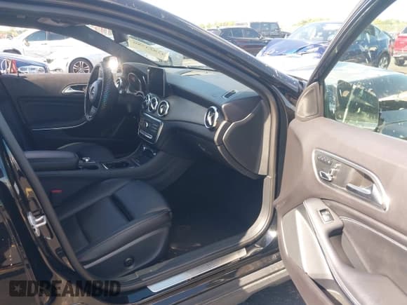 ✅ 2018 Mercedes-Benz GLA 250 • VIN: WDCTG4EBXJJ455065 • Lot: 42923780. Wystawiony na IAAI z przebiegiem 40 795 mil. Bezpłatny archiwum sprzedaży aukcyjnych z USA i szczegółowy raport historii pojazdu na DreamBid. Zdjęcie 5.