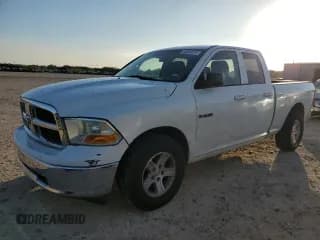 ✅ 2010 Dodge 1500 ST • VIN: 1D7RB1GK2AS196274 • Lot: 80502814. Wystawiony na Copart z przebiegiem 243 641 mil. Bezpłatny archiwum sprzedaży aukcyjnych z USA i szczegółowy raport historii pojazdu na DreamBid. Zdjęcie 1.