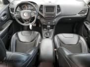 ✅ 2020 Jeep Cherokee Altitude • VIN: 1C4PJMLXXLD506072 • Lot: 82436645. Wystawiony na Copart z przebiegiem 38 970 mil. Bezpłatny archiwum sprzedaży aukcyjnych z USA i szczegółowy raport historii pojazdu na DreamBid. Zdjęcie 8.