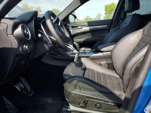 ✅ 2024 Alfa Romeo Stelvio Ti • VIN: ZASPAKBN5R7D71800 • Lot: 68111995. Wystawiony na Copart z przebiegiem 18 929 mil. Bezpłatny archiwum sprzedaży aukcyjnych z USA i szczegółowy raport historii pojazdu na DreamBid. Zdjęcie 7.