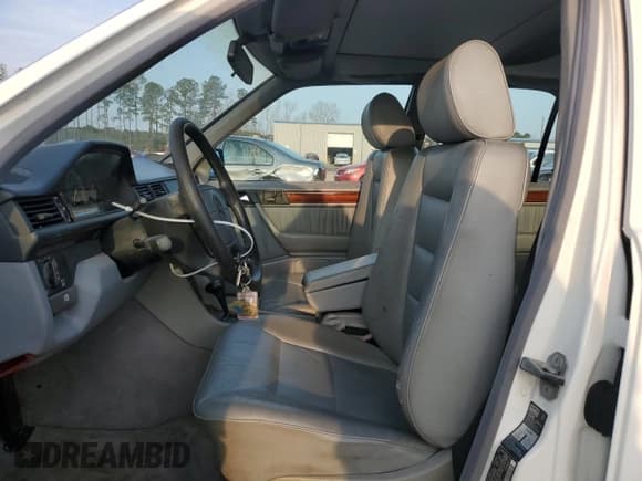 ✅ 1995 Mercedes-Benz E 320 • VIN: WDBEA32E4SC215233 • Lot: 43661775. Wystawiony na Copart z przebiegiem 186 992 mil. Bezpłatny archiwum sprzedaży aukcyjnych z USA i szczegółowy raport historii pojazdu na DreamBid. Zdjęcie 7.