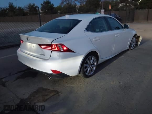 ✅ 2015 Lexus IS 250 • VIN: JTHBF1D24F5060480 • Lot: 43809840. Wystawiony na IAAI z przebiegiem 85 795 mil. Bezpłatny archiwum sprzedaży aukcyjnych z USA i szczegółowy raport historii pojazdu na DreamBid. Zdjęcie 4.
