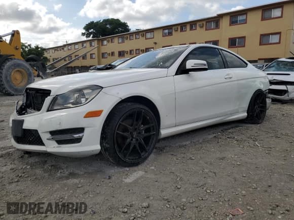 ✅ 2013 Mercedes-Benz C 250 • VIN: WDDGJ4HB4DG097490 • Lot: 58308455. Wystawiony na Copart z przebiegiem 130 067 mil. Bezpłatny archiwum sprzedaży aukcyjnych z USA i szczegółowy raport historii pojazdu na DreamBid. Zdjęcie 1.