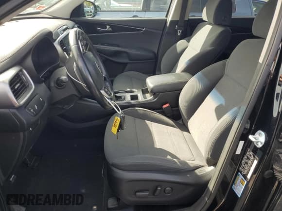 ✅ 2019 Kia Sorento L • VIN: 5XYPG4A37KG527976 • Lot: 83943645. Wystawiony na Copart z przebiegiem 115 349 mil. Bezpłatny archiwum sprzedaży aukcyjnych z USA i szczegółowy raport historii pojazdu na DreamBid. Zdjęcie 7.