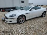 ✅ 2009 Aston Martin DB9 • VIN: SCFAD01E59GA10938 • Лот: 39463124. Опубликован ранее на Copart с пробегом 19 856 миль. Бесплатный доступ к архиву аукционных продаж из США и подробный отчёт об истории автомобиля на DreamBid. Изображение 1.