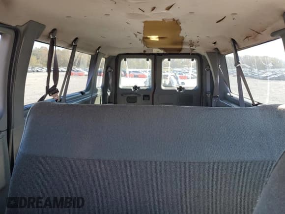 ✅ 1993 Ford Econoline Wagon Super Custom • VIN: 1FBJS31H8PHB15269 • Lot: 75506814. Wystawiony na Copart z przebiegiem 194 492 mil. Bezpłatny archiwum sprzedaży aukcyjnych z USA i szczegółowy raport historii pojazdu na DreamBid. Zdjęcie 10.