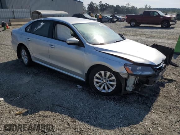 ✅ 2015 Volkswagen Passat S • VIN: 1VWAS7A32FC029536 • Lot: 71582285. Wystawiony na Copart z przebiegiem Nie podano. Bezpłatny archiwum sprzedaży aukcyjnych z USA i szczegółowy raport historii pojazdu na DreamBid. Zdjęcie 4.