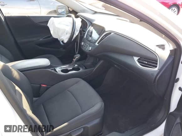 2022 Chevrolet Malibu RS z VIN 1G1ZG5STXNF207550, wystawiony jako IAAI lot #43280570 z przebiegiem 58 957 mil mil oraz . Historia ofert i sprzedaży dostępna na DreamBid. Obrazek 5.