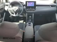 ✅ 2024 Toyota Corolla Cross LE • VIN: 7MUCAAAG7RV093403 • Lot: 80806725. Wystawiony na Copart z przebiegiem 12 152 mil. Bezpłatny archiwum sprzedaży aukcyjnych z USA i szczegółowy raport historii pojazdu na DreamBid. Zdjęcie 8.