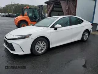 ✅ 2025 Toyota Camry LE • VIN: 4T1DAACK0SU585025 • Lot: 85674515. Wystawiony na Copart z przebiegiem 4 614 mil. Bezpłatny archiwum sprzedaży aukcyjnych z USA i szczegółowy raport historii pojazdu na DreamBid. Zdjęcie 1.