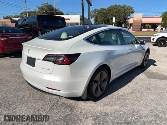 ✅ 2019 Tesla Model 3 Long Range • VIN: 5YJ3E1EB1KF421549 • Lot: 93377115. Wystawiony na Copart z przebiegiem 97 600 mil. Bezpłatny archiwum sprzedaży aukcyjnych z USA i szczegółowy raport historii pojazdu na DreamBid. Zdjęcie 4.