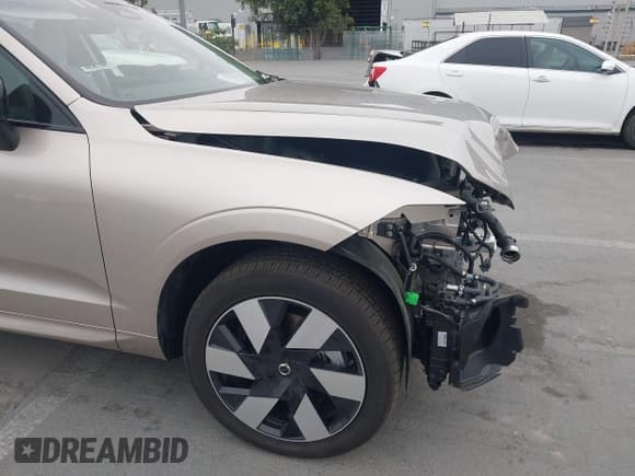 ✅ 2025 Volvo XC60 Plus • VIN: YV4H60RC7S1068305 • Lot: 42100343. Listed on IAAI with 1,870 mi. Free auction sales archive from the USA and detailed vehicle history report at DreamBid. Image 19.