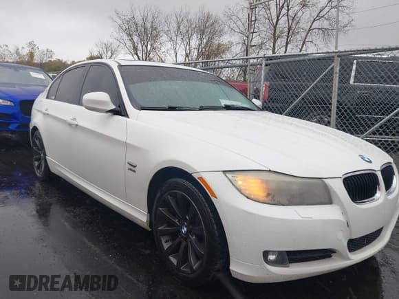 ✅ 2011 BMW 3 Series 328i xDrive • VIN: WBAPK7G58BNN70902 • Lot: 43568221. Wystawiony na IAAI z przebiegiem 165 644 mil. Bezpłatny archiwum sprzedaży aukcyjnych z USA i szczegółowy raport historii pojazdu na DreamBid. Zdjęcie 1.