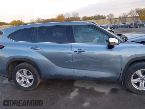 ✅ 2022 Toyota Highlander LE • VIN: 5TDBZRBHXNS210504 • Lot: 40633714. Wystawiony na IAAI z przebiegiem 40 044 mil. Bezpłatny archiwum sprzedaży aukcyjnych z USA i szczegółowy raport historii pojazdu na DreamBid. Zdjęcie 14.