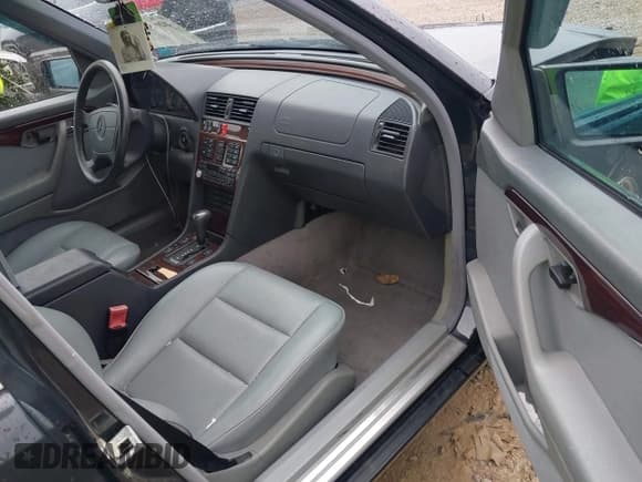 ✅ 1995 Mercedes-Benz C 2.8L • VIN: WDBHA28E7SF262334 • Лот: 42618540. Опубликован ранее на IAAI с пробегом 124 770 миль. Бесплатный доступ к архиву аукционных продаж из США и подробный отчёт об истории автомобиля на DreamBid. Изображение 5.