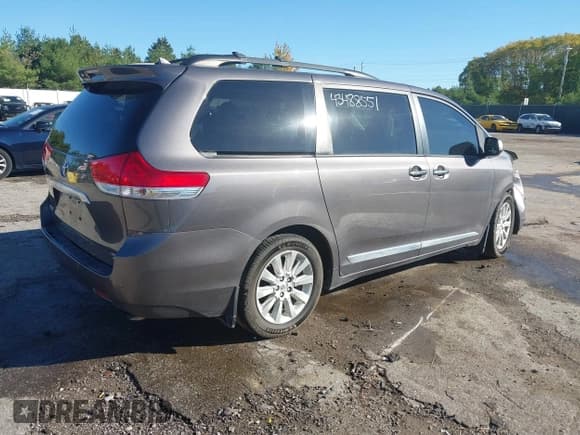 ✅ 2012 Toyota Sienna XLE • VIN: 5TDDK3DC3CS036963 • Lot: 43488551. Wystawiony na IAAI z przebiegiem 180 697 mil. Bezpłatny archiwum sprzedaży aukcyjnych z USA i szczegółowy raport historii pojazdu na DreamBid. Zdjęcie 4.