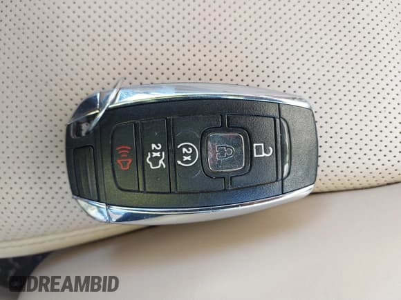 ✅ 2017 Lincoln Continental Reserve • VIN: 1LN6L9NC9H5609249 • Lot: 40685968. Listed on IAAI with 103,051 mi. Free auction sales archive from the USA and detailed vehicle history report at DreamBid. Image 11.