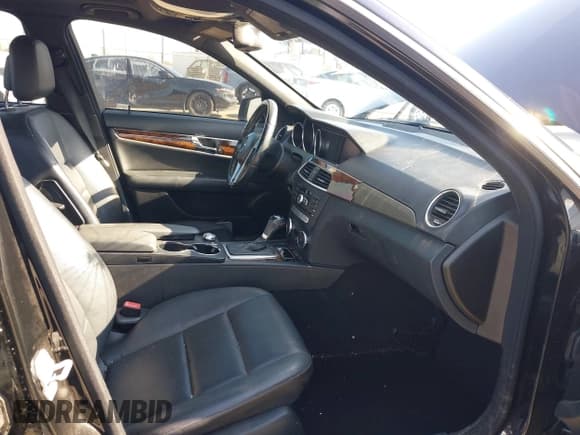 ✅ 2014 Mercedes-Benz C 250 Sport • VIN: WDDGF4HB3ER304216 • Лот: 43617261. Опубликован ранее на IAAI с пробегом 111 395 миль. Бесплатный доступ к архиву аукционных продаж из США и подробный отчёт об истории автомобиля на DreamBid. Изображение 5.