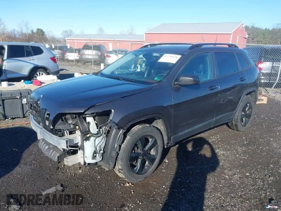 ✅ 2019 Jeep Cherokee Altitude • VIN: 1C4PJMLXXKD437947 • Lot: 43739628. Wystawiony na IAAI z przebiegiem 125 361 mil. Bezpłatny archiwum sprzedaży aukcyjnych z USA i szczegółowy raport historii pojazdu na DreamBid. Zdjęcie 18.