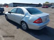 ✅ 2002 Mercedes-Benz C 230/260/280/320 • VIN: WDBRF61J62F233802 • Lot: 42574637. Wystawiony na IAAI z przebiegiem 238 810 mil. Bezpłatny archiwum sprzedaży aukcyjnych z USA i szczegółowy raport historii pojazdu na DreamBid. Zdjęcie 3.