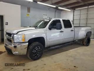 2008 Chevrolet Silverado 3500HD DRW LTZ с VIN 1GCJK33688F164962, выставлен на аукционе Copart как лот 61555435 с пробегом 98 044 миль миль и Списание • Salvage title. История ставок и продаж доступна на DreamBid. Изображение 1.