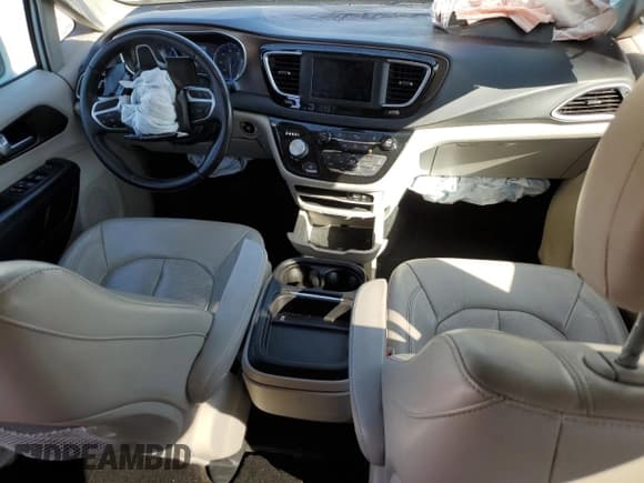 ✅ 2018 Chrysler Pacifica Touring L • VIN: 2C4RC1BG5JR305662 • Lot: 84761415. Listed on Copart with 125,551 mi. Free auction sales archive from the USA and detailed vehicle history report at DreamBid. Image 8.