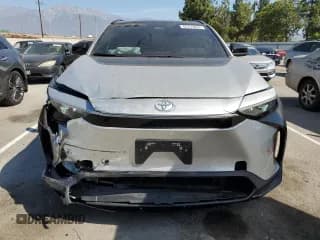 ✅ 2024 Toyota bZ4X XLE • VIN: JTMAAAAA3RA032205 • Lot: 68753654. Wystawiony na Copart z przebiegiem 7 898 mil. Bezpłatny archiwum sprzedaży aukcyjnych z USA i szczegółowy raport historii pojazdu na DreamBid. Zdjęcie 5.