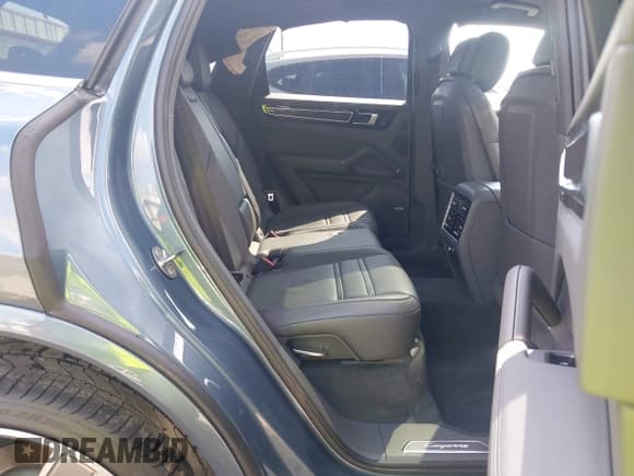 ✅ 2019 Porsche Cayenne S • VIN: WP1AB2AY0KDA65228 • Lot: 43553235. Listed on IAAI with 30,441 mi. Free auction sales archive from the USA and detailed vehicle history report at DreamBid. Image 8.