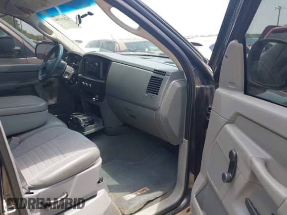 2007 Dodge 1500 ST z VIN 1D7HA18K17J628431, wystawiony jako IAAI lot #42890384 z przebiegiem 129 065 mil mil oraz . Historia ofert i sprzedaży dostępna na DreamBid. Obrazek 5.