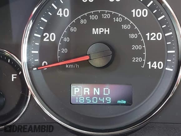 ✅ 2006 Jeep Commander Limited • VIN: 1J8HG58266C314494 • Lot: 42272830. Wystawiony na IAAI z przebiegiem 185 049 mil. Bezpłatny archiwum sprzedaży aukcyjnych z USA i szczegółowy raport historii pojazdu na DreamBid. Zdjęcie 7.