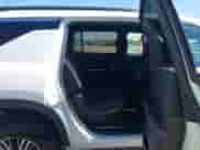 2024 Chevrolet Traverse AWD LT z VIN 1GNEVGKS5RJ180881, wystawiony jako IAAI lot #43543953 z przebiegiem Nie podano mil oraz . Historia ofert i sprzedaży dostępna na DreamBid. Obrazek 8.