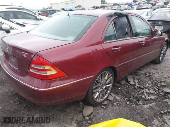✅ 2002 Mercedes-Benz C 230/260/280/320 • VIN: WDBRF61J52F189775 • Lot: 41633570. Wystawiony na IAAI z przebiegiem 301 455 mil. Bezpłatny archiwum sprzedaży aukcyjnych z USA i szczegółowy raport historii pojazdu na DreamBid. Zdjęcie 4.