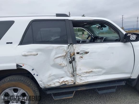 ✅ 2022 Toyota 4Runner SR5 • VIN: JTEMU5JR2N6053461 • Lot: 43195690. Listed on IAAI with 37,736 mi. Free auction sales archive from the USA and detailed vehicle history report at DreamBid. Image 6.