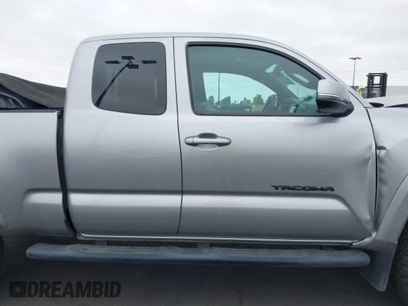 ✅ 2020 Toyota Tacoma SR • VIN: 3TYRZ5CN9LT000618 • Lot: 42119063. Listed on IAAI with 29,503 mi. Free auction sales archive from the USA and detailed vehicle history report at DreamBid. Image 14.