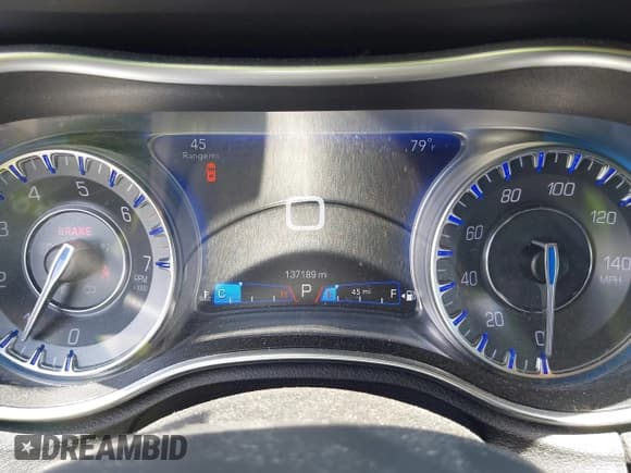 ✅ 2017 Chrysler 300 C • VIN: 2C3CCAKG7HH637483 • Lot: 42571042. Wystawiony na IAAI z przebiegiem 137 189 mil. Bezpłatny archiwum sprzedaży aukcyjnych z USA i szczegółowy raport historii pojazdu na DreamBid. Zdjęcie 7.