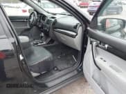 ✅ 2013 Kia Sorento LX • VIN: 5XYKT3A61DG343758 • Лот: 43584131. Опубликован ранее на IAAI с пробегом 160 134 миль. Бесплатный доступ к архиву аукционных продаж из США и подробный отчёт об истории автомобиля на DreamBid. Изображение 5.