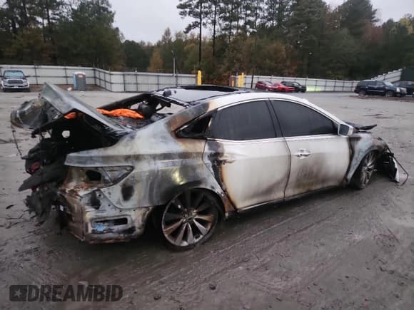 ✅ 2015 Hyundai Azera Limited • VIN: KMHFH4JG8FA479210 • Лот: 89526525. Опубликован ранее на Copart с пробегом Не указан. Бесплатный доступ к архиву аукционных продаж из США и подробный отчёт об истории автомобиля на DreamBid. Изображение 3.