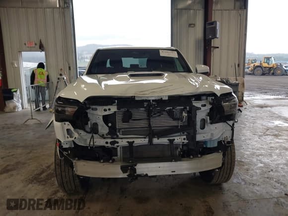 ✅ 2025 Toyota Tacoma SR • VIN: 3TMLB5JN2SM090394 • Лот: 41916312. Опубликован ранее на IAAI с пробегом 840 миль. Бесплатный доступ к архиву аукционных продаж из США и подробный отчёт об истории автомобиля на DreamBid. Изображение 13.