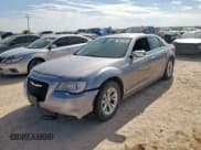 ✅ 2015 Chrysler 300 Limited • VIN: 2C3CCAAG4FH930336 • Lot: 80517205. Wystawiony na Copart z przebiegiem 70 232 mil. Bezpłatny archiwum sprzedaży aukcyjnych z USA i szczegółowy raport historii pojazdu na DreamBid. Zdjęcie 1.