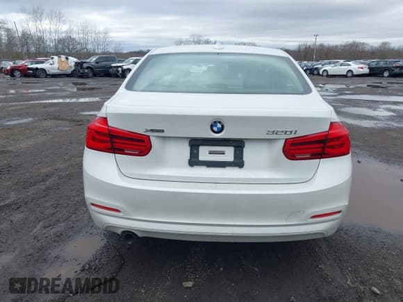 ✅ 2018 BMW 3 Series 320i xDrive • VIN: WBA8E5G54JNV02904 • Лот: 41807364. Опубликован ранее на IAAI с пробегом 90 710 миль. Бесплатный доступ к архиву аукционных продаж из США и подробный отчёт об истории автомобиля на DreamBid. Изображение 16.