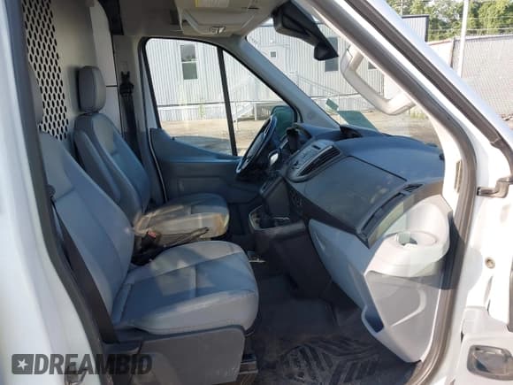 ✅ 2016 Ford Transit • VIN: 1FTYR1CG0GKA95827 • Lot: 42814606. Wystawiony na IAAI z przebiegiem 220 267 mil. Bezpłatny archiwum sprzedaży aukcyjnych z USA i szczegółowy raport historii pojazdu na DreamBid. Zdjęcie 5.