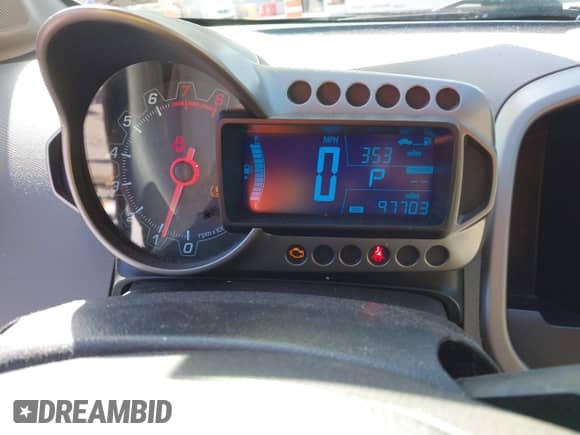 2016 Chevrolet Sonic LS z VIN 1G1JA5SH8G4180115, wystawiony jako IAAI lot #43336527 z przebiegiem 97 703 mil mil oraz . Historia ofert i sprzedaży dostępna na DreamBid. Obrazek 7.