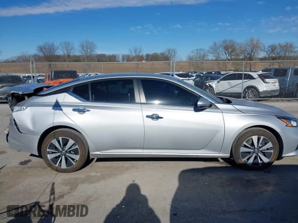 ✅ 2022 Nissan Altima SV • VIN: 1N4BL4DW2NN325898 • Lot: 43654651. Wystawiony na IAAI z przebiegiem 46 996 mil. Bezpłatny archiwum sprzedaży aukcyjnych z USA i szczegółowy raport historii pojazdu na DreamBid. Zdjęcie 13.
