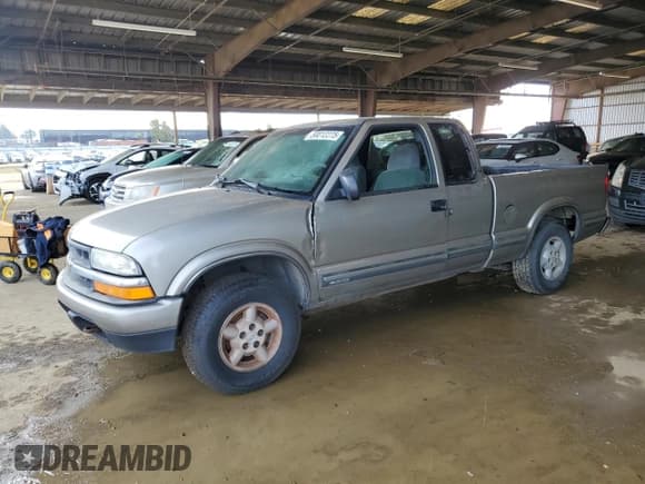 ✅ 2002 Chevrolet S-10 LS • VIN: 1GCDT19WX28203312 • Лот: 50012275. Опубликован ранее на Copart с пробегом 253 514 миль. Бесплатный доступ к архиву аукционных продаж из США и подробный отчёт об истории автомобиля на DreamBid. Изображение 1.