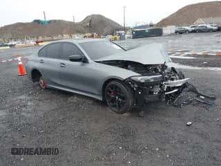 2025 BMW 3 Series M340i xDrive z VIN 3MW69FT06S8E95616, wystawiony jako IAAI lot #43291145 z przebiegiem 19 318 mil mil oraz . Historia ofert i sprzedaży dostępna na DreamBid. Obrazek 1.