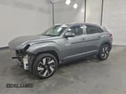 ✅ 2025 Volkswagen Atlas SE • VIN: 1V2HE2CA4SC204398 • Лот: 93465785. Опубликован ранее на Copart с пробегом 17 247 миль. Бесплатный доступ к архиву аукционных продаж из США и подробный отчёт об истории автомобиля на DreamBid. Изображение 1.